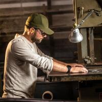 Der Gehörschutz ISOTUNES Free 2.0 ist ideal für die Arbeit. Lärm auf ein sicheres Niveau dämmen und dabei über Bluetooth Musik hören oder telefonieren.